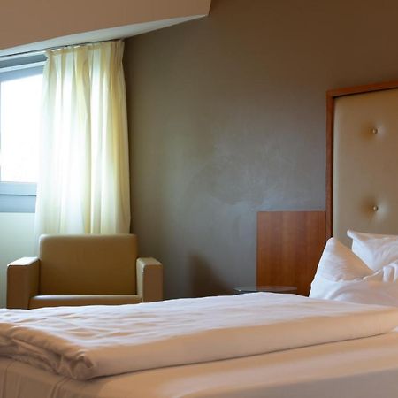 Hotel Am Blauen Wunder Dresden Bagian luar foto