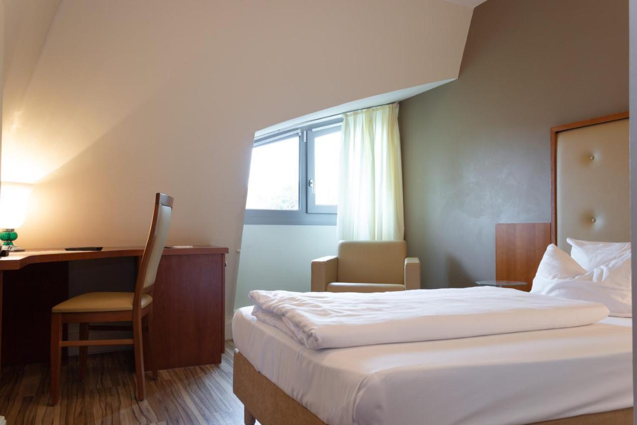 Hotel Am Blauen Wunder Dresden Bagian luar foto