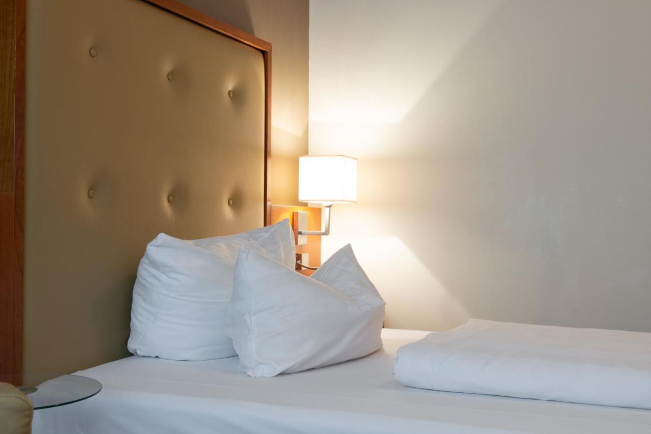 Hotel Am Blauen Wunder Dresden Bagian luar foto