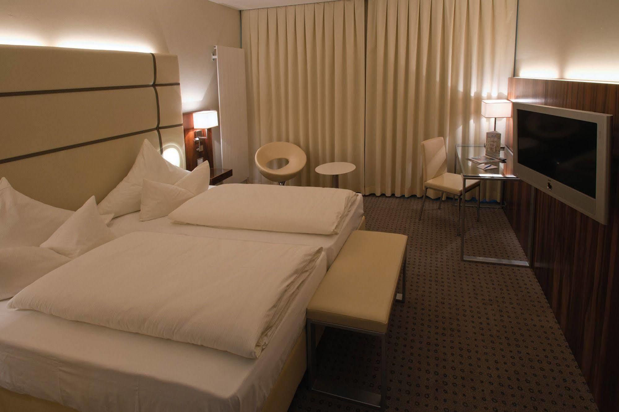 Hotel Am Blauen Wunder Dresden Bagian luar foto