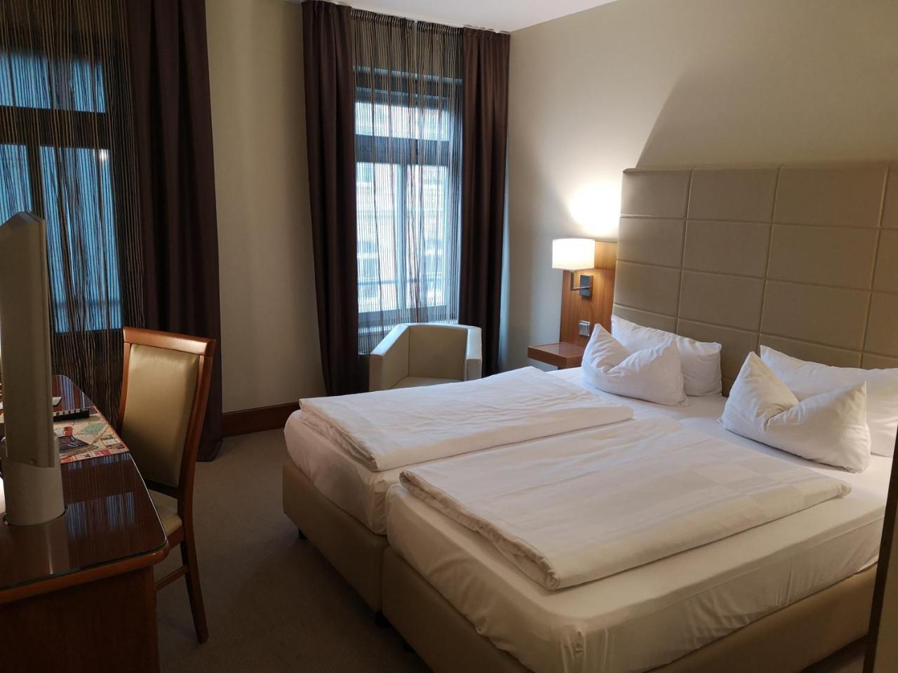 Hotel Am Blauen Wunder Dresden Bagian luar foto