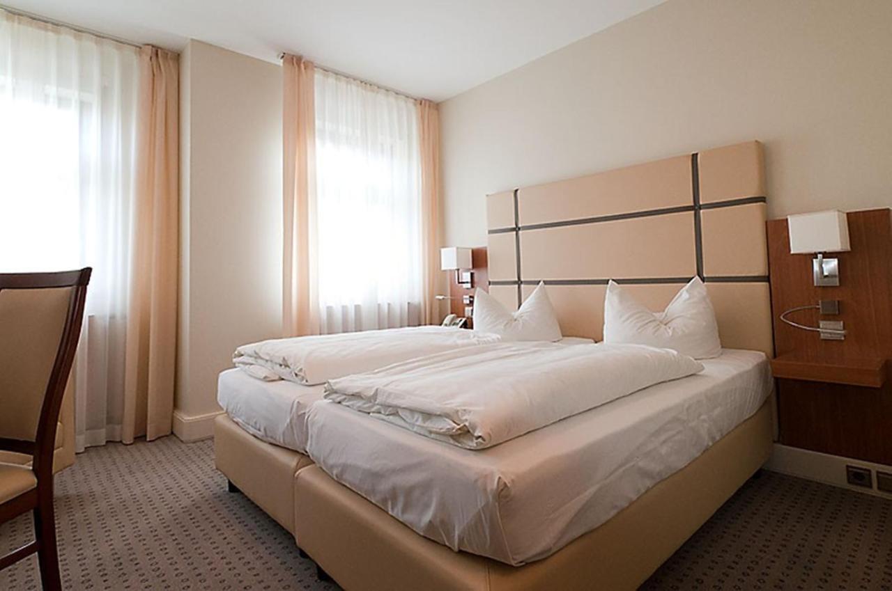 Hotel Am Blauen Wunder Dresden Bagian luar foto