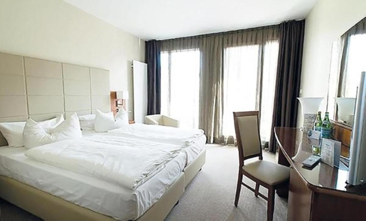 Hotel Am Blauen Wunder Dresden Bagian luar foto
